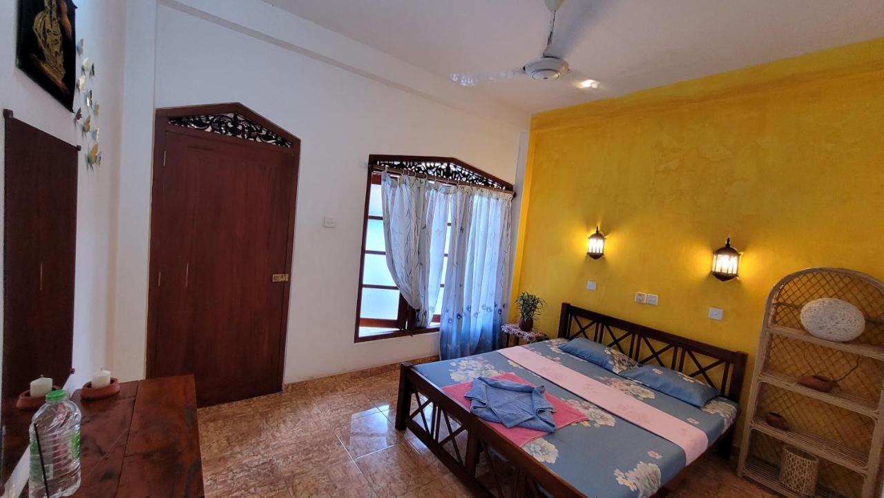 Malika'S Yellow House Hikkaduwa Buitenkant foto