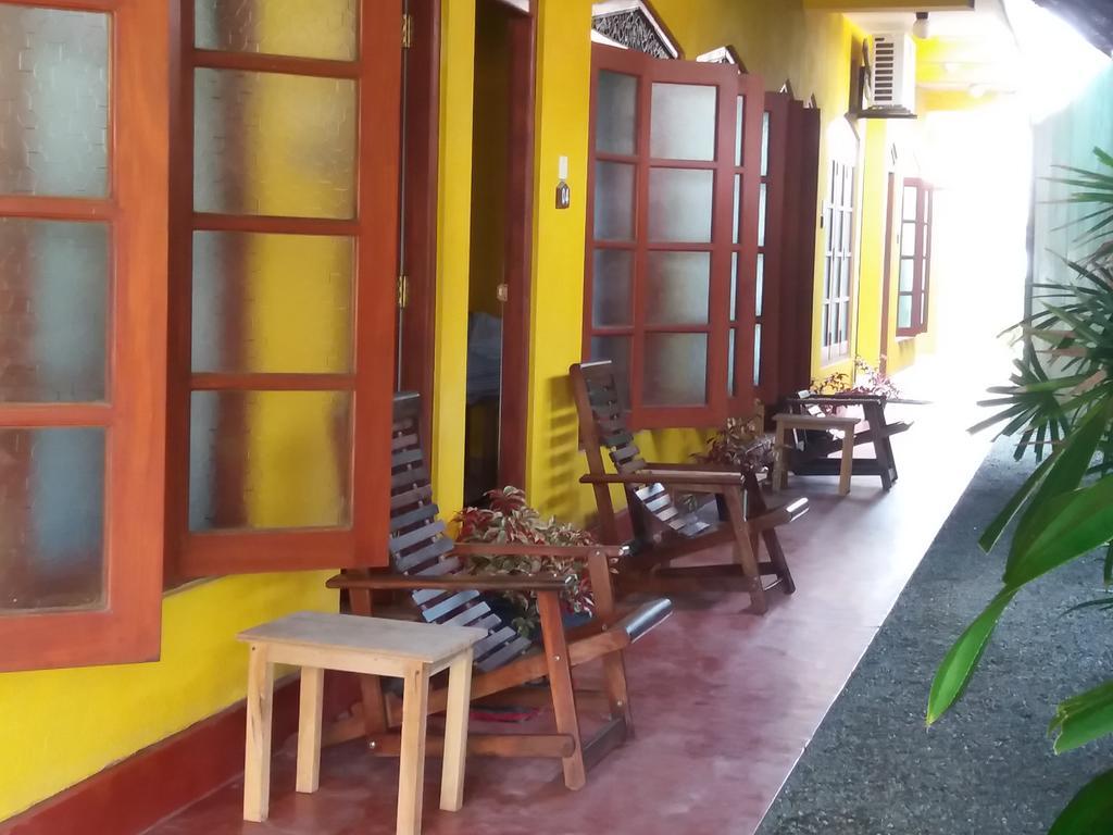 Malika'S Yellow House Hikkaduwa Buitenkant foto
