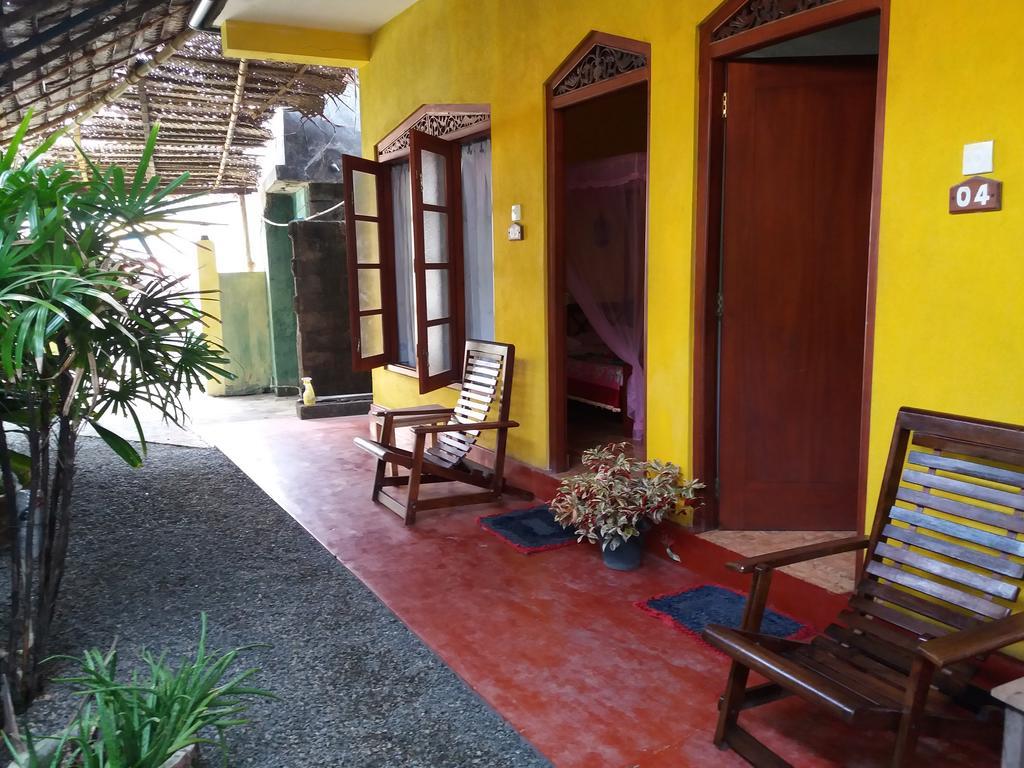 Malika'S Yellow House Hikkaduwa Buitenkant foto