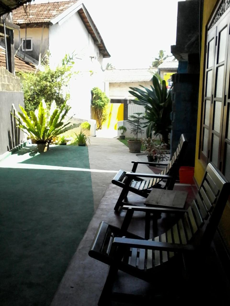 Malika'S Yellow House Hikkaduwa Buitenkant foto